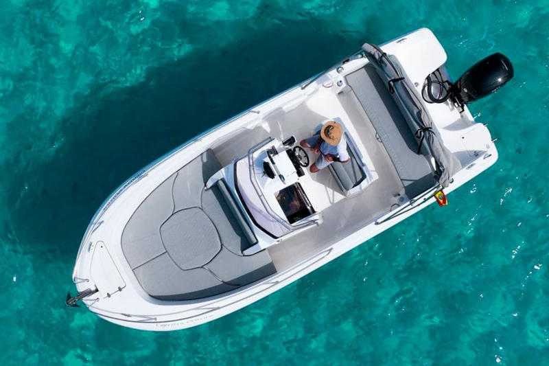 Barcos con titulación / Q670 Atlas (10p)